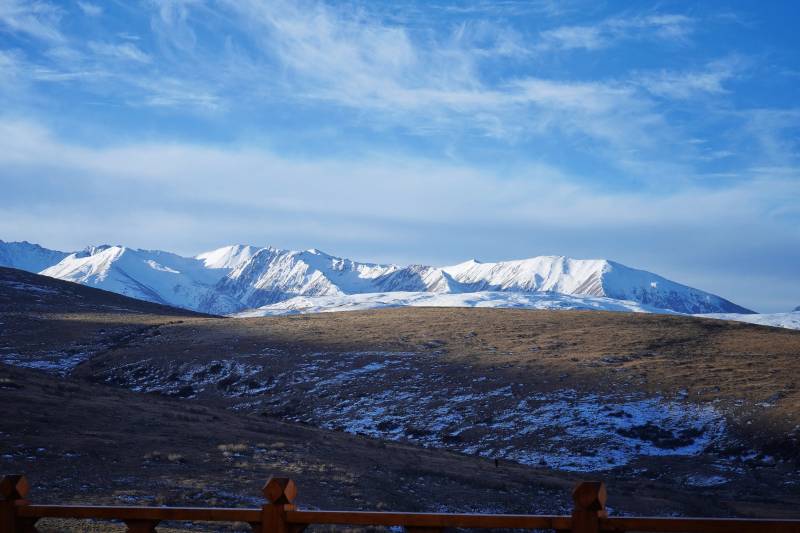 雪山草原风光图片