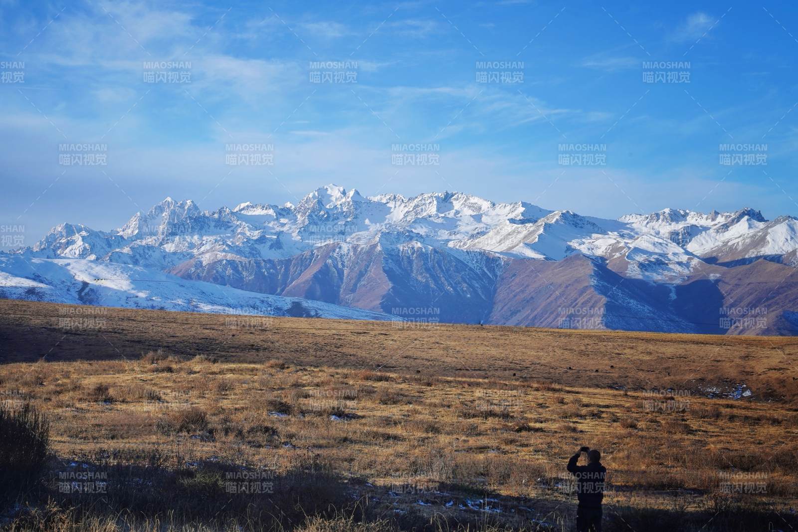 雪山草原人影图片