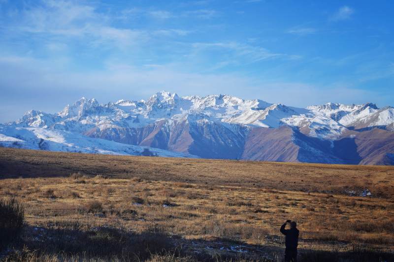 雪山草原人影图片