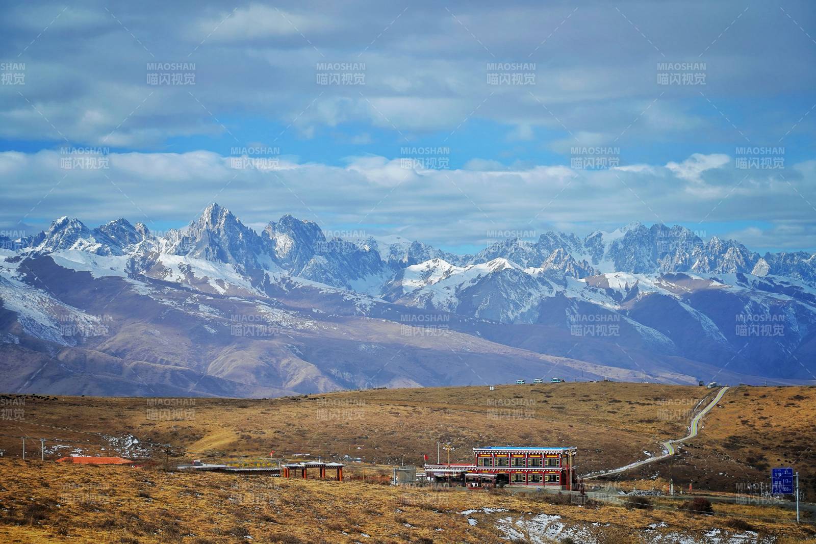 雪山下的草原小站图片