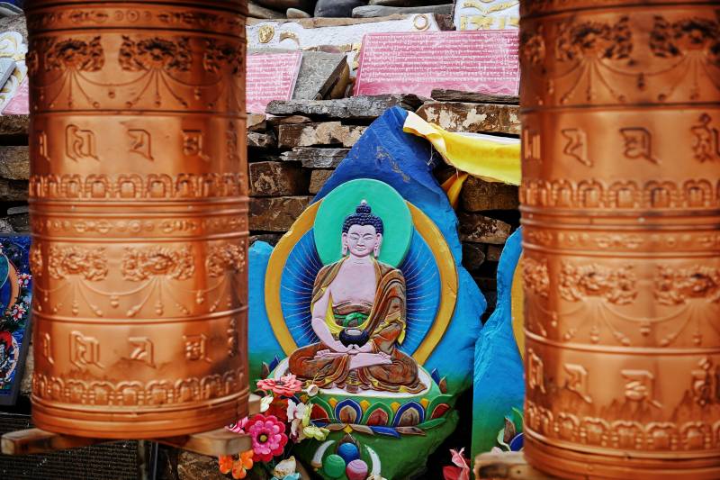 佛像与转经筒图片