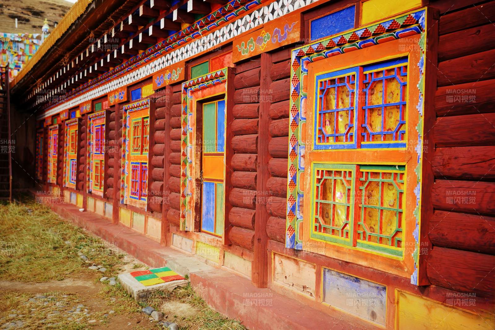 彩绘木屋长廊图片