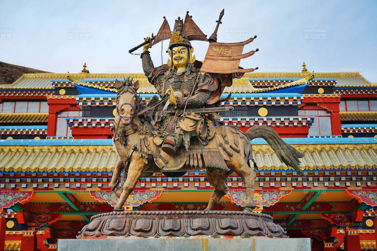 骑马武士雕像图片