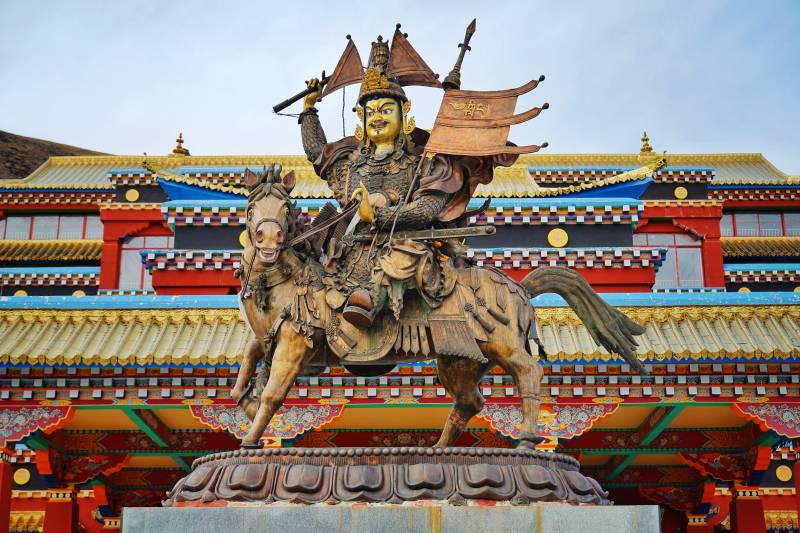 骑马武士雕像图片