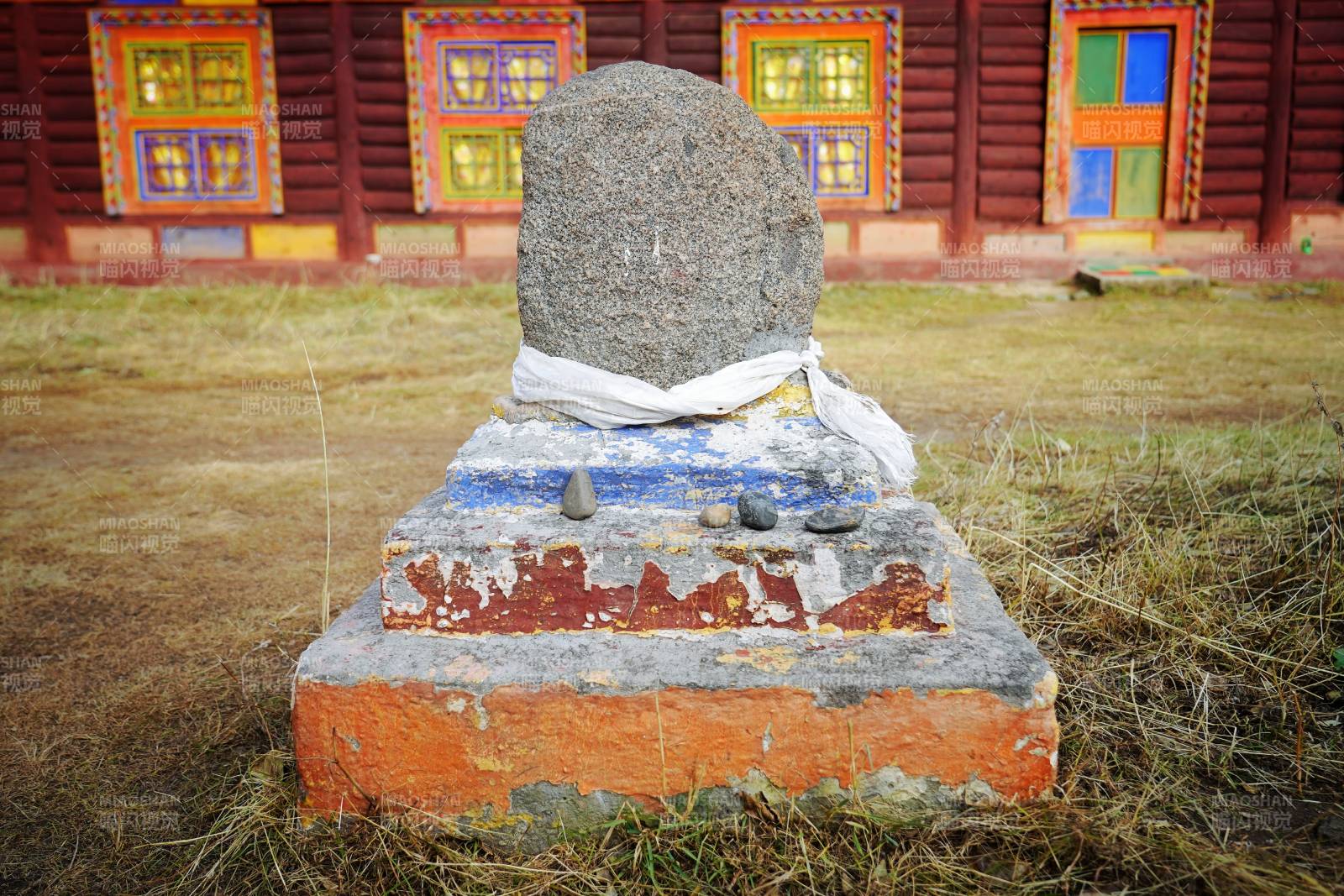 石碑前的彩色建筑图片