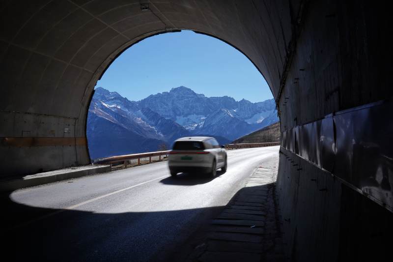 隧道尽头的雪山美景图片