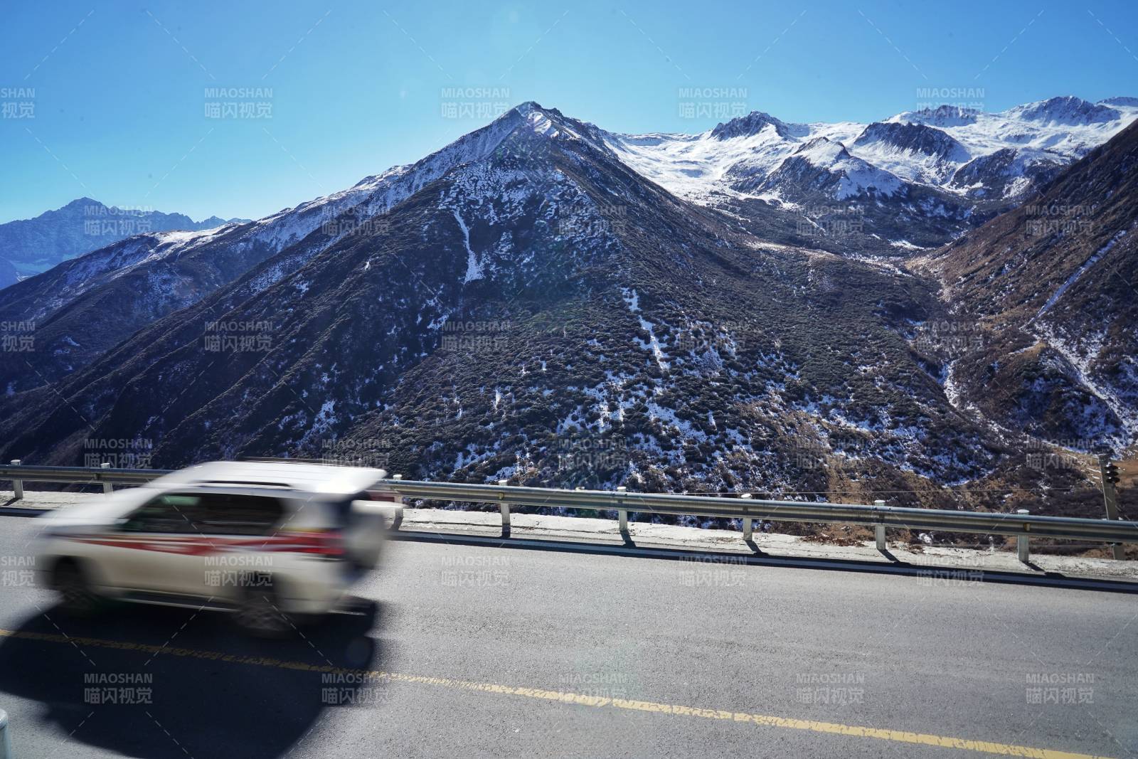 雪山公路行车图图片