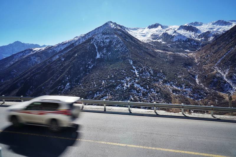 雪山公路行车图图片