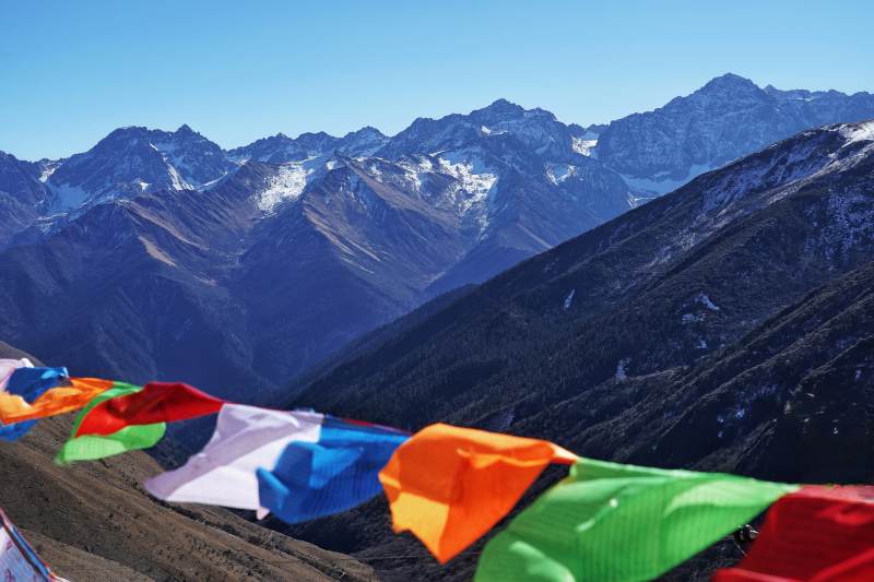 雪山彩旗飘扬图片