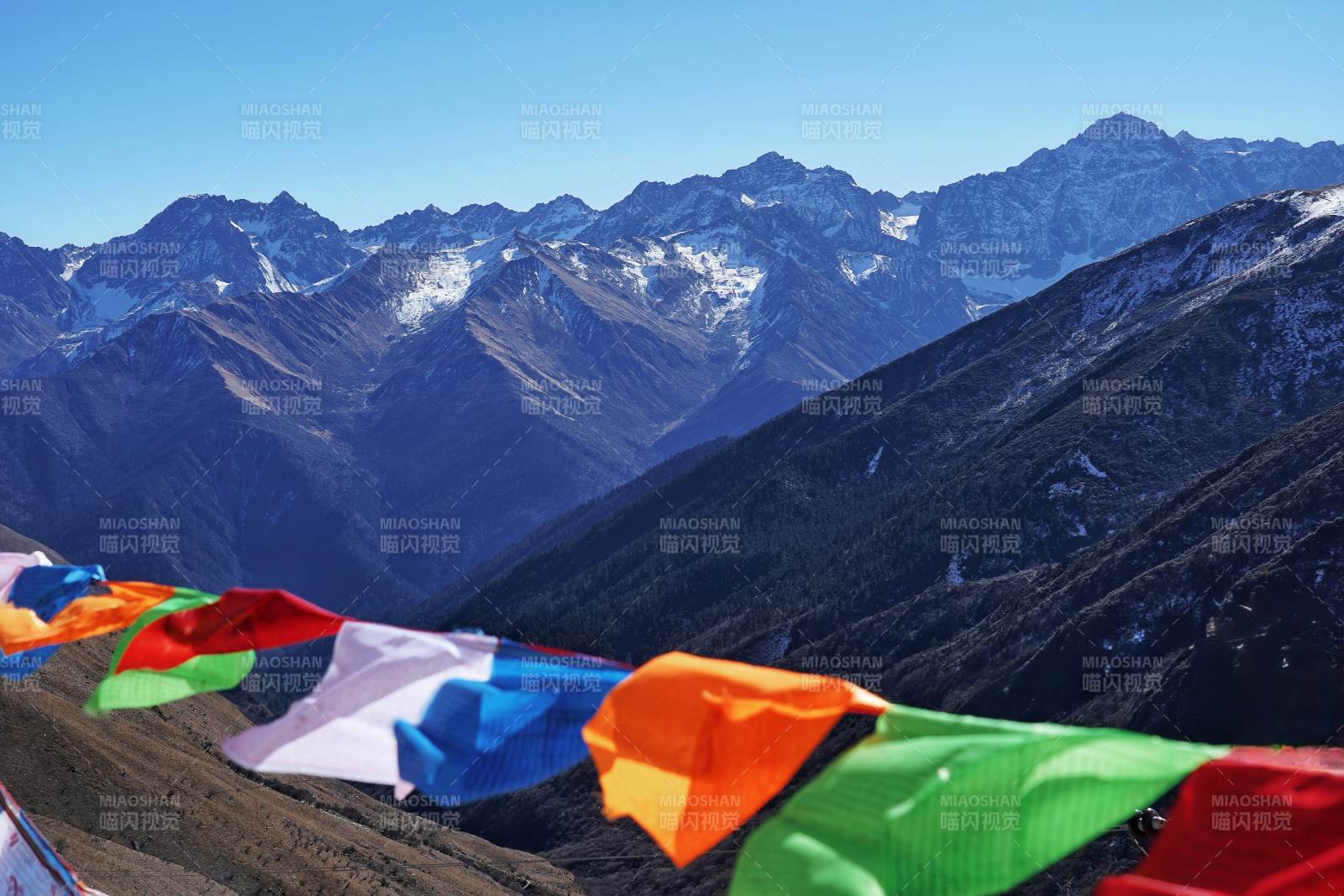 雪山彩旗飘扬图片