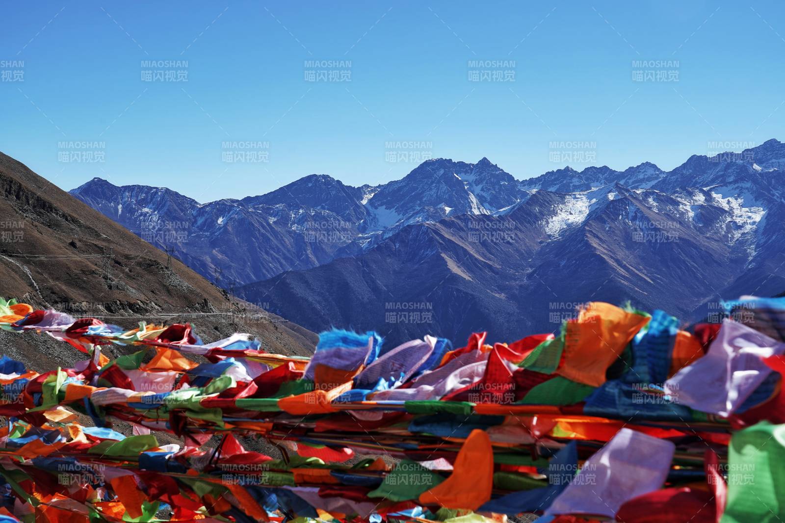 雪山彩旗飘扬图片