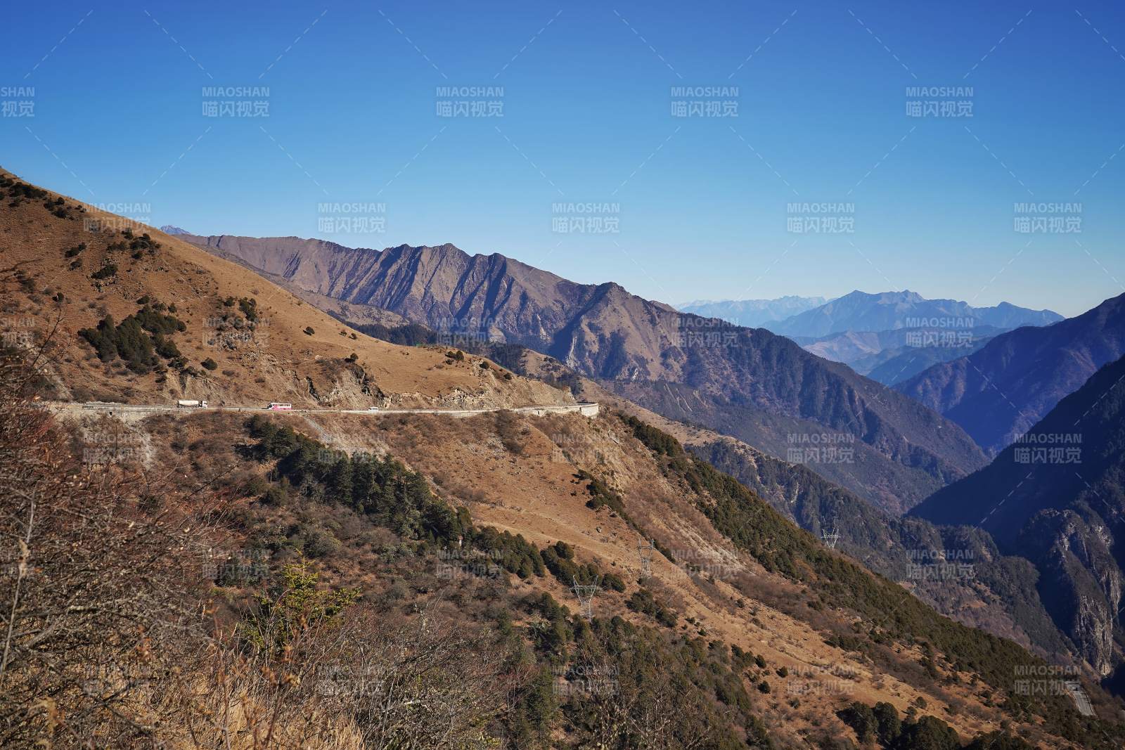 山间公路蜿蜒前行图片