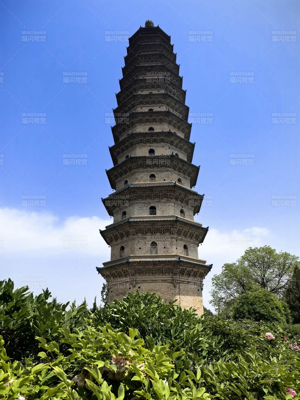 古塔巍然耸立图片