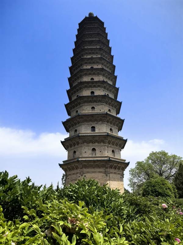 古塔巍然耸立图片