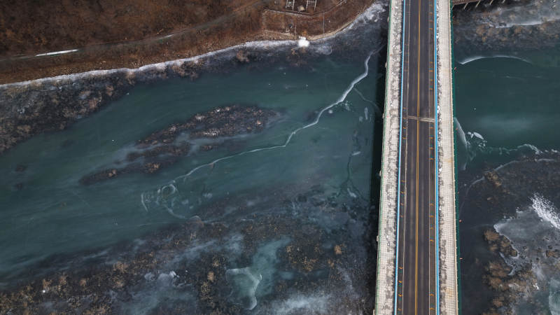 桥跨冰河冬景图片