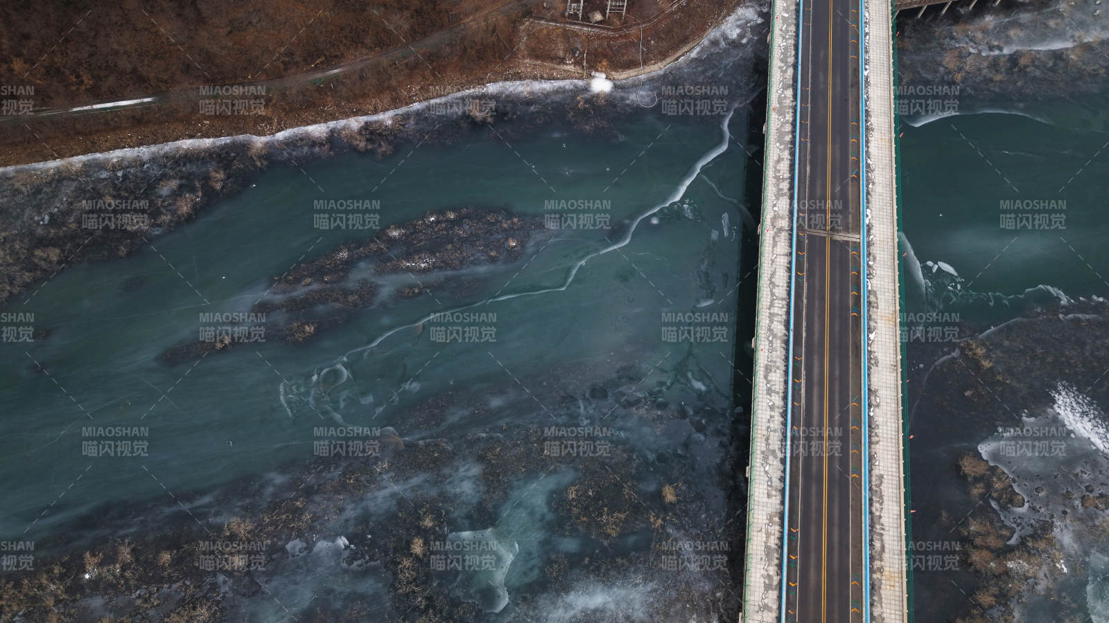 桥跨冰河冬景图片