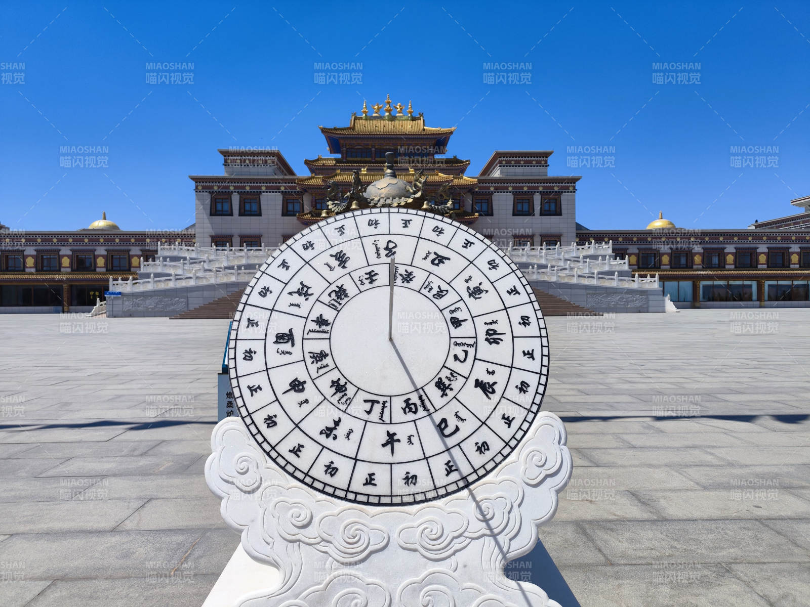 藏式日晷前的宫殿图片