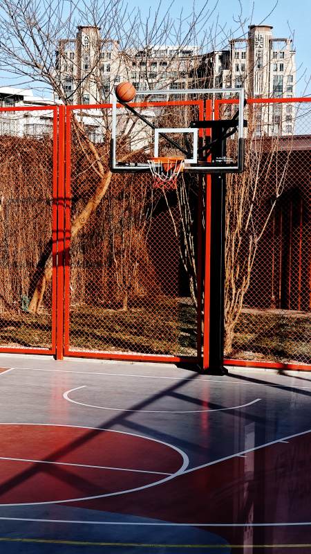 篮球场上的投篮瞬间图片