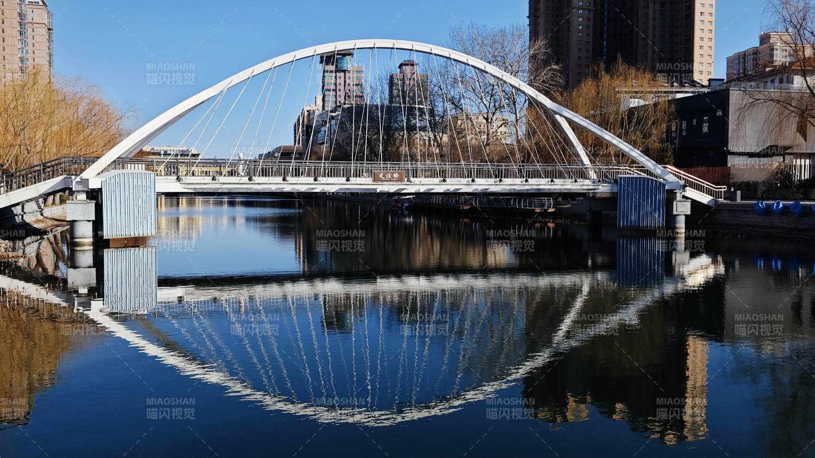 拱桥倒影如画图片