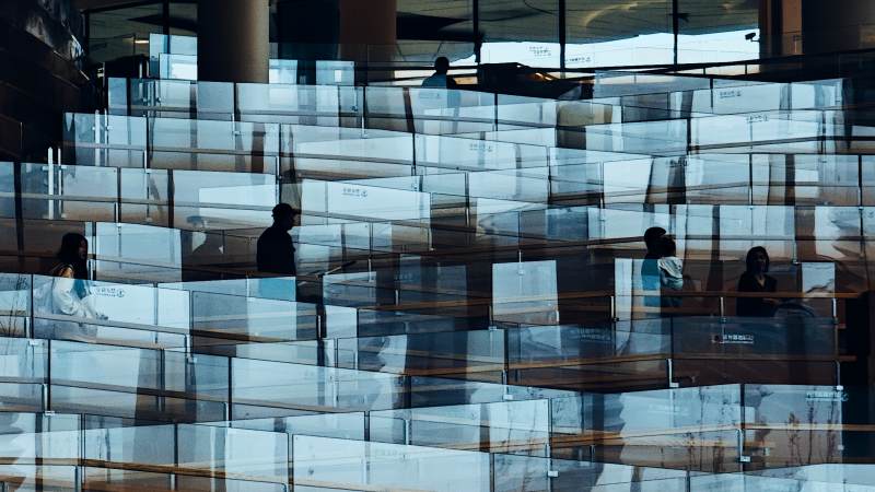 现代建筑中的光影人影图片