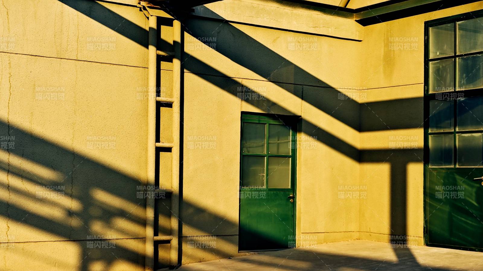 光影交错的建筑墙图片