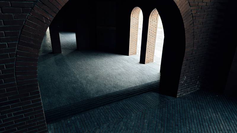 拱门深处的静谧图片