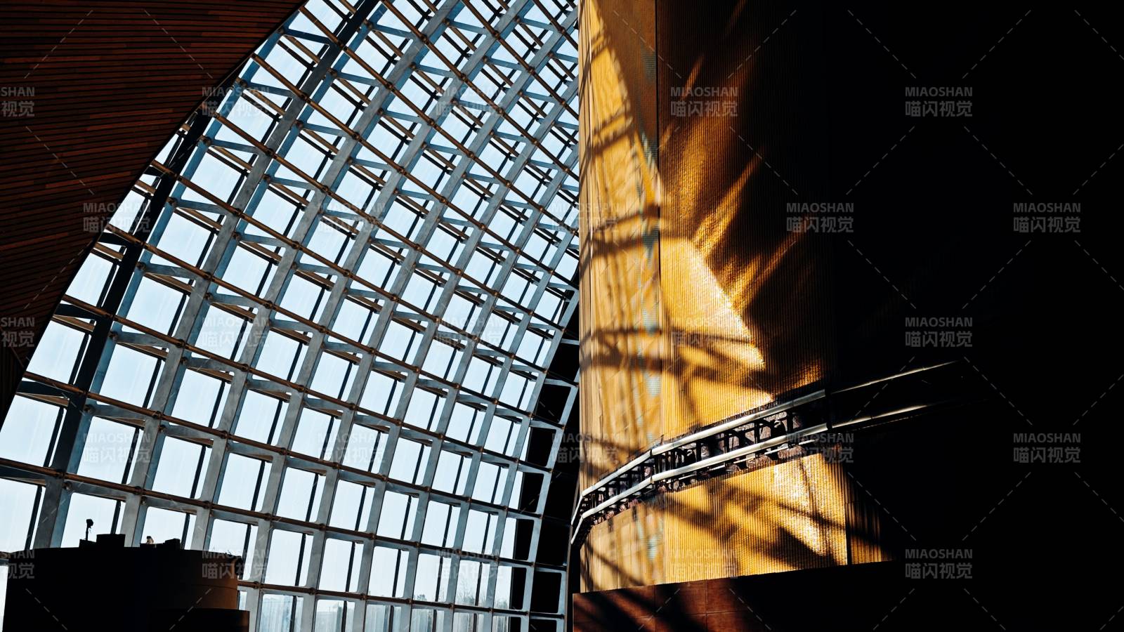 光影交错的现代建筑图片