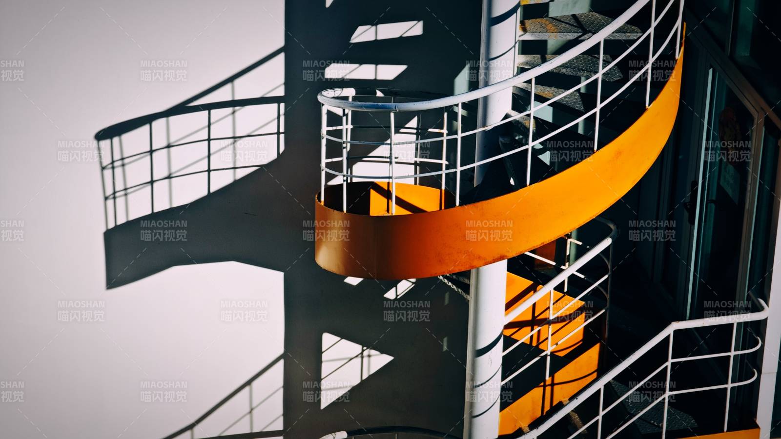 螺旋楼梯的光影艺术图片