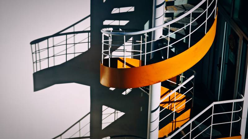 螺旋楼梯的光影艺术图片