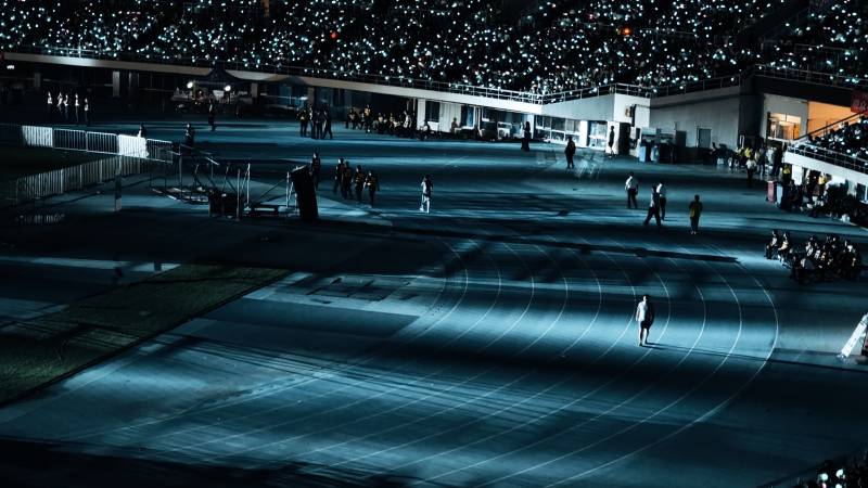 夜跑赛道光影交错图片