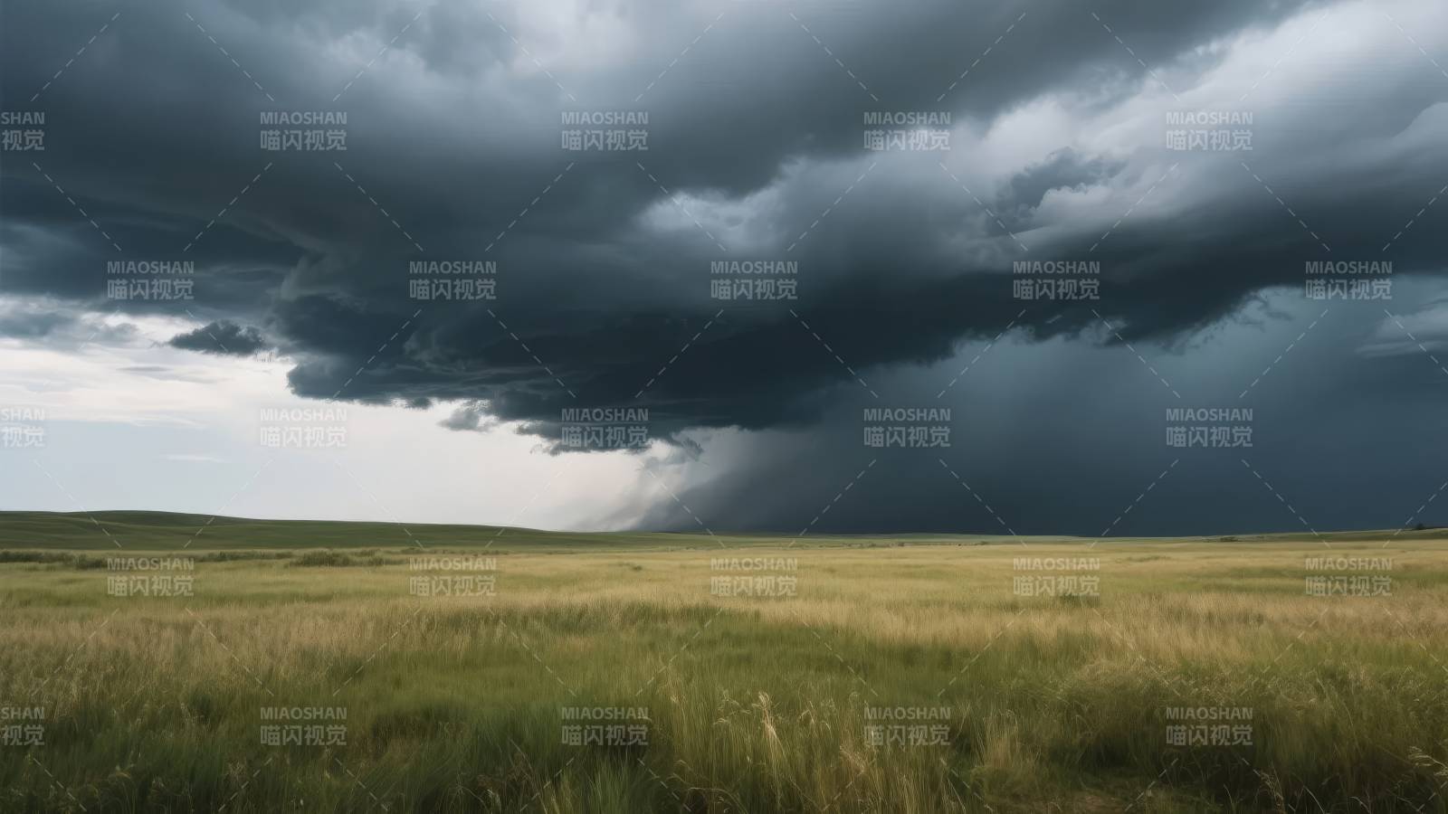 风暴来临前的草原图片