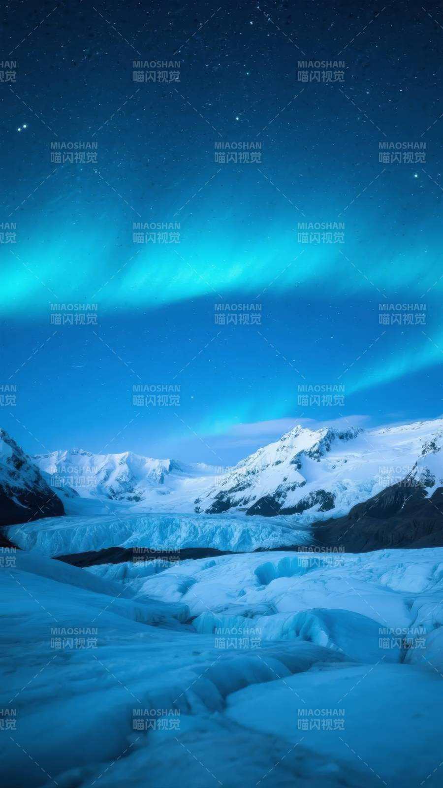 极光映雪峰图片
