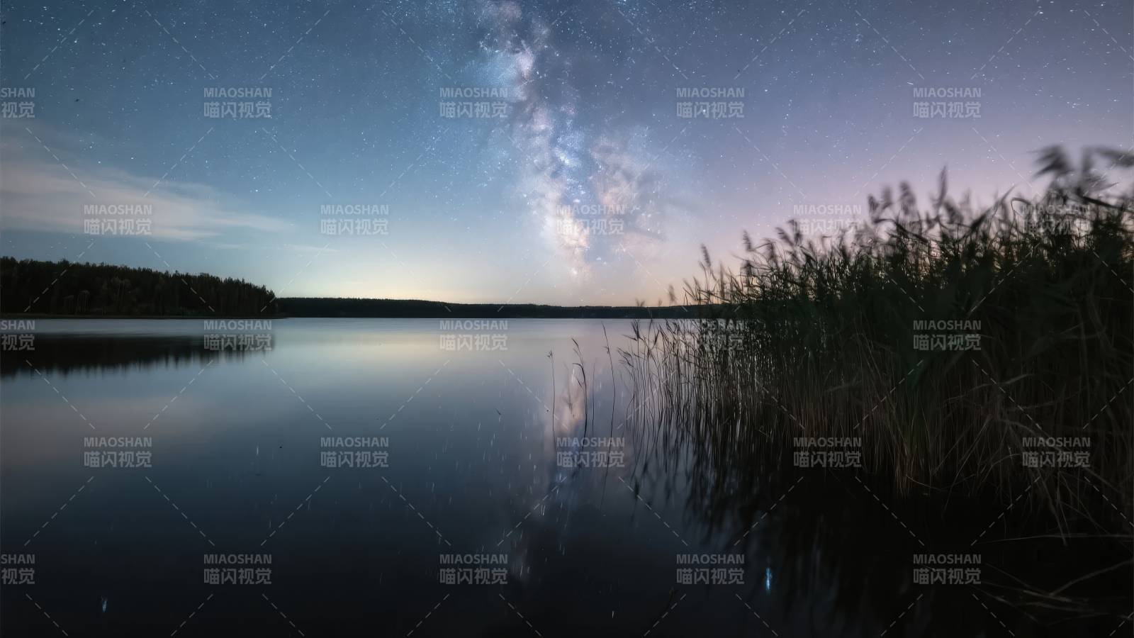 星河映湖夜景图片
