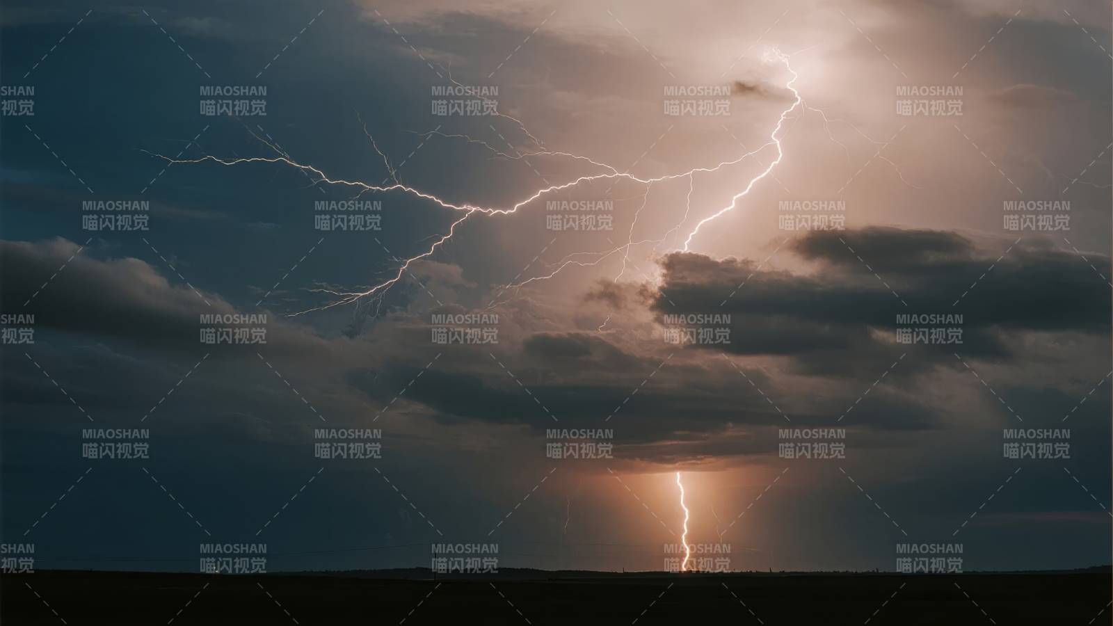 雷电交加夜空图片