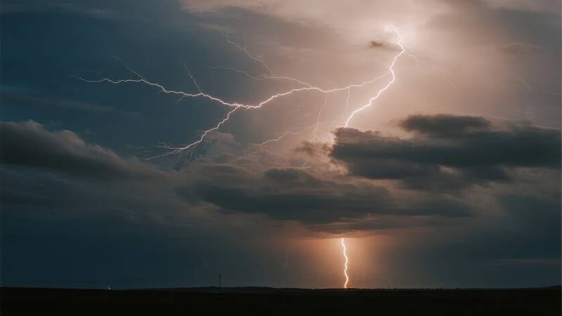 雷电交加夜空图片
