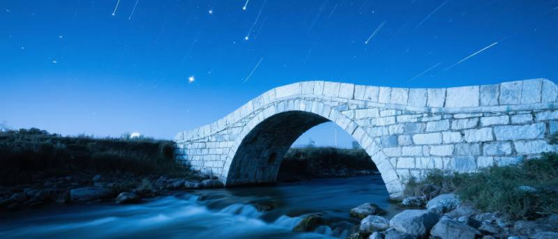 星夜石桥流水图片