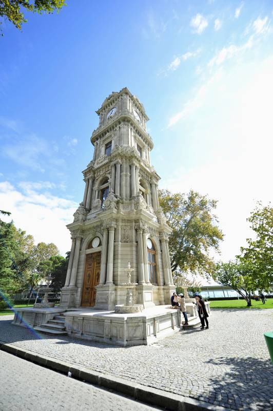 伊斯坦布尔钟楼广场游人如织图片