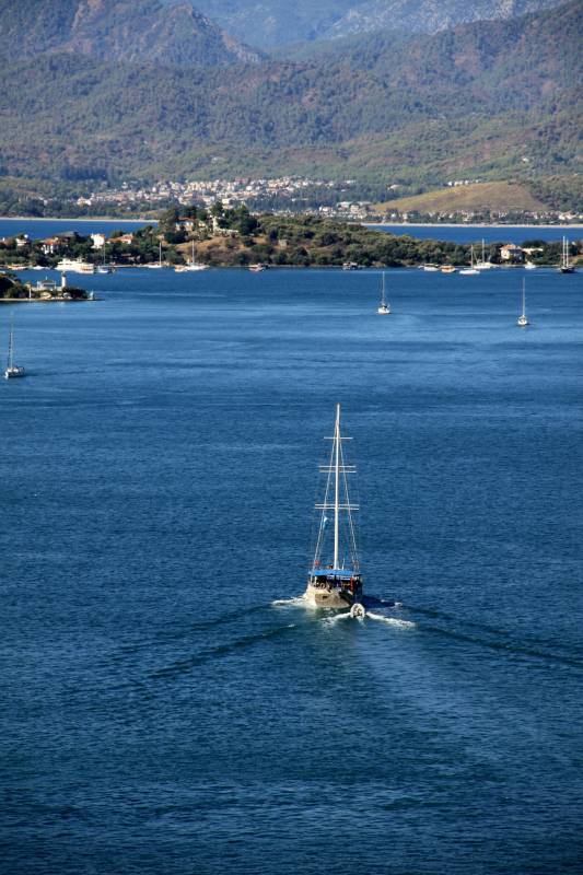 土耳其碧海帆影山峦间图片