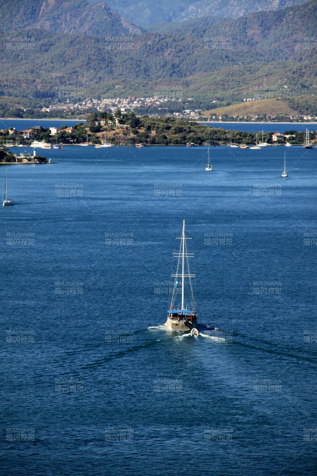 土耳其碧海帆影山峦间图片