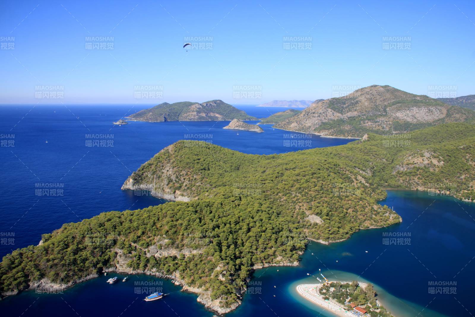 土耳其碧海青山风光旖旎图片