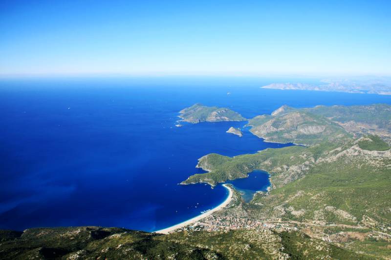 土耳其碧海青山风光旖旎图片