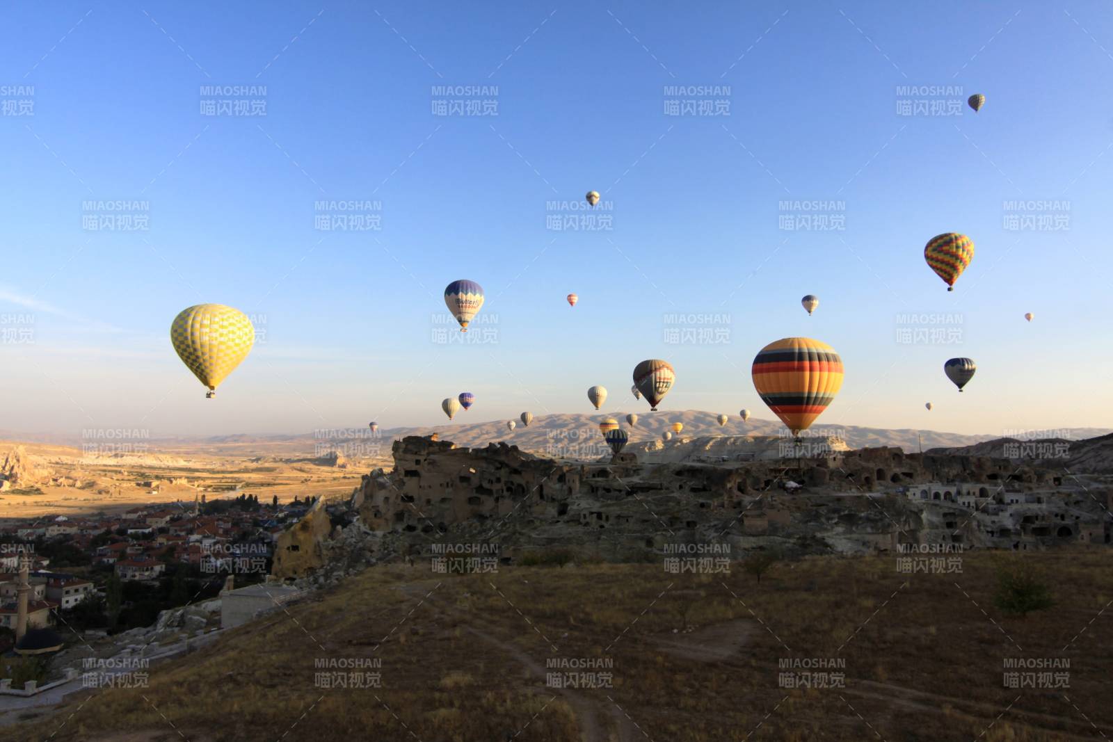 卡帕多奇亚热气球翱翔山谷图片