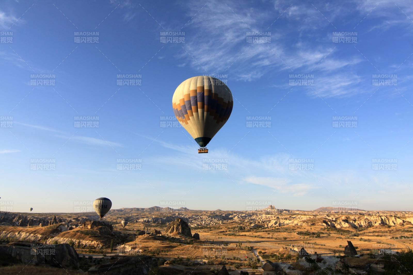 卡帕多奇亚热气球翱翔峡谷图片