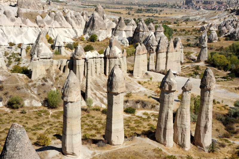 卡帕多奇亚奇特岩柱景观图片