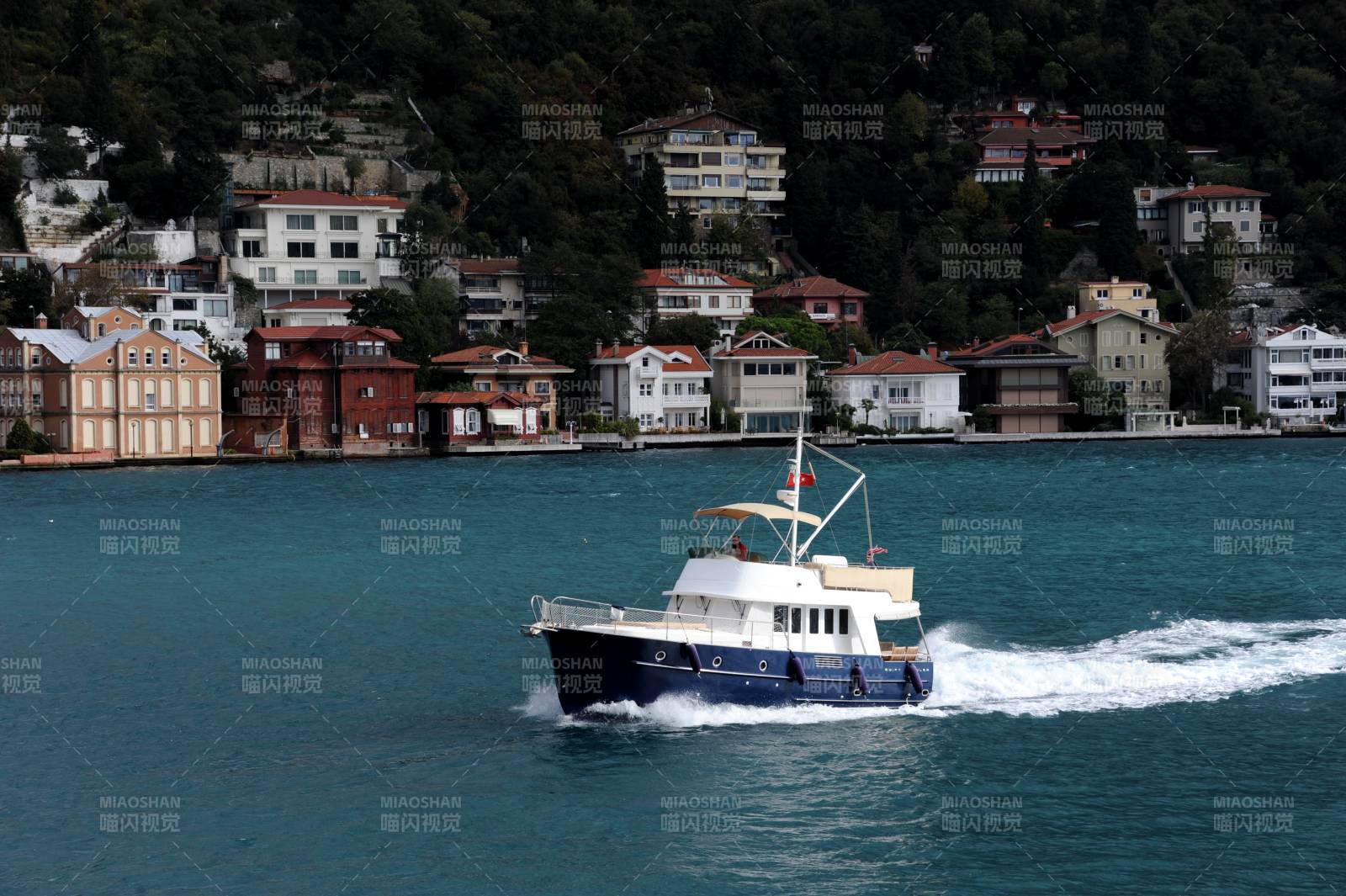 土耳其湖上快艇疾驰图片