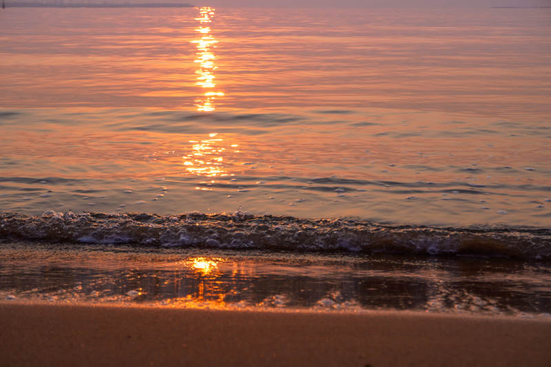 北戴河日出海面波光粼粼图片