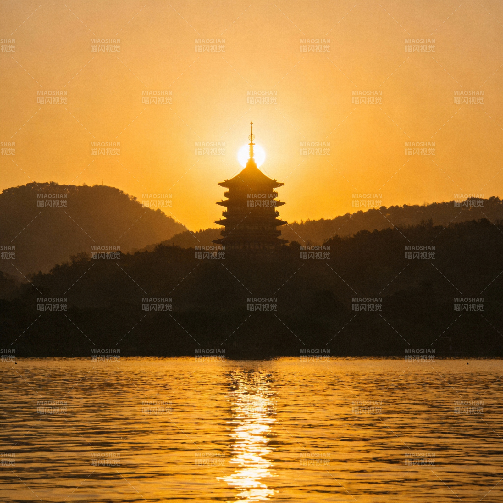 夕阳塔影湖光图片