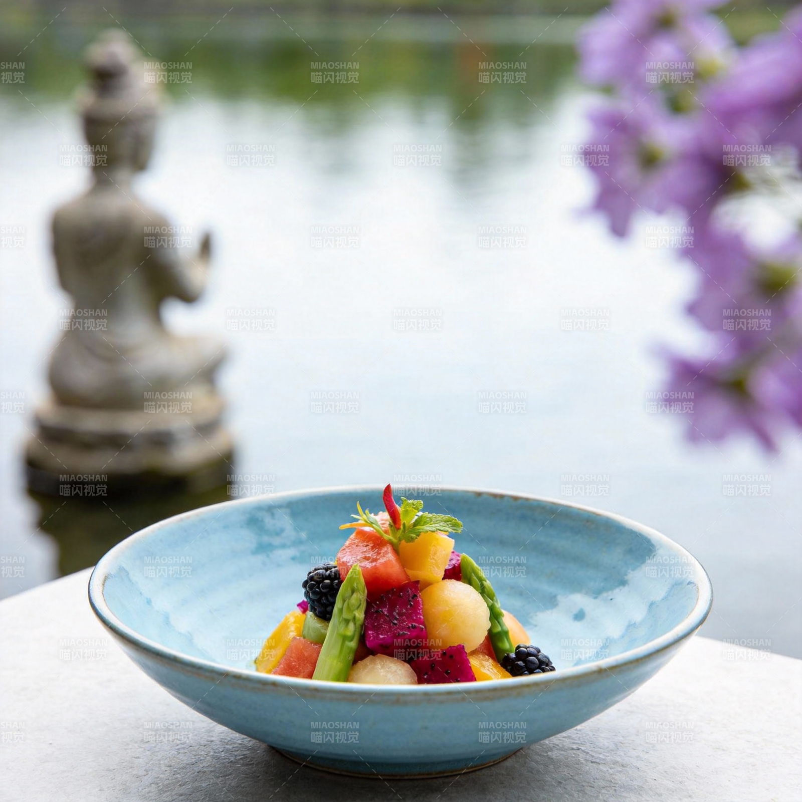 静谧湖畔果盘图片