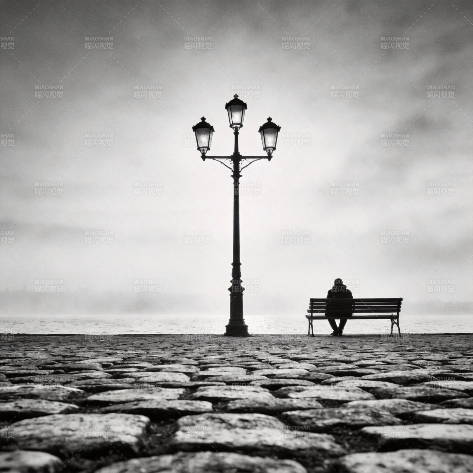 孤影静坐长街灯下图片