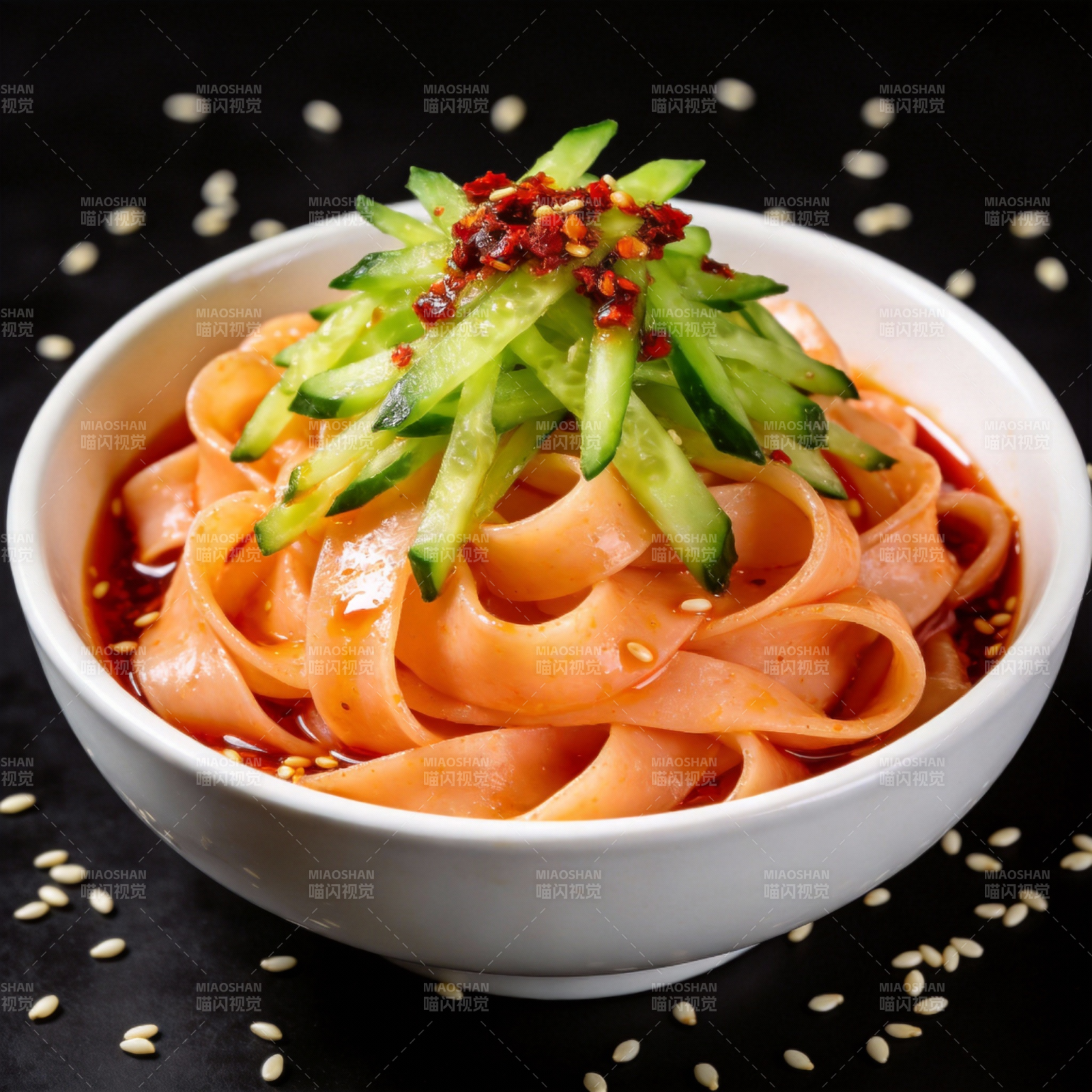 凉皮配黄瓜辣椒图片